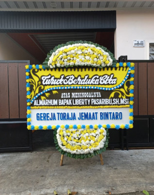 Papan Bunga Duka di Undrusbinangun