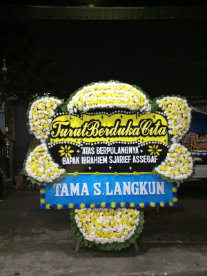 Papan Bunga Duka di Undrusbinangun