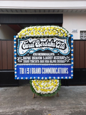 Papan Bunga Duka di Undrusbinangun